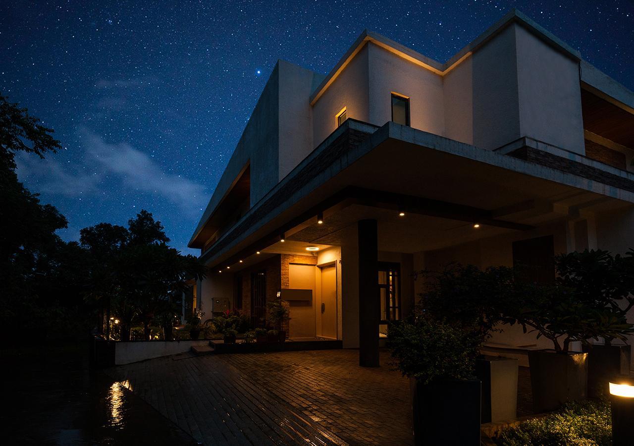 Villa 41 By Stayvista - A Chic Retreat With A Pool, Poker Table, And A Theater Room Lonavala Exteriér fotografie